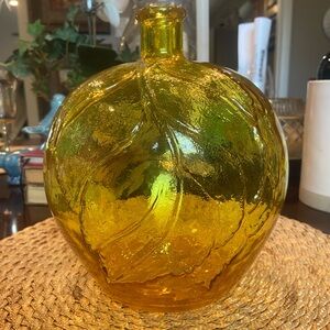 VINTAGE LARGE YELLOW MANGANESE GLASS APPLE BOTTLE GLOWS ORANGE UNDER UV LIGHT!